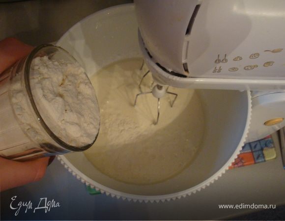 Добавить муку к тесту