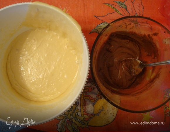 Разделить тесто на две части 2:1. В меньшую часть добавить какао