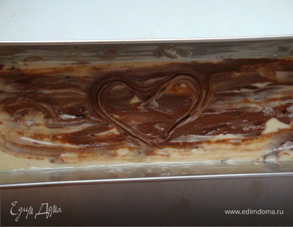 Смазать форму сливочным маслом. Влить сначала простое тесто, а потом с какао. Смешать слои как вам угодно. *** Обычно я  пеку простой кекс, не мраморный, но недавно увидела что-то подобное по телевизору и решила поэкспериментировать))*** Выпекать 40-45 мнут в духовке при Т 180С. Bon appétit!
