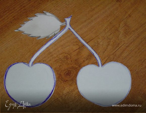 # Прежде всего изготовим шаблоны вишенок и листика, нарисовав их на картоне и вырезав.Раскатываем слоеное тесто и с помощью шаблона вырезаем вишенки и листочки.С помощью рюмки делаем углубление в центре вишенок.Выпекаем вишенки,смазав сверху яйцом.Из них сразу же удаляем середину.
# Таким образом у нас получается углубление.Берем творог,замороженные вишни,сахар, немного ванилина,измельченные орехи.Все ингредиенты измельчаем и смешиваем.Этой смесью начиняем наши вишенки.Украшаем целыми вишенками.Теперь эти вишенки порадуют мою семью .