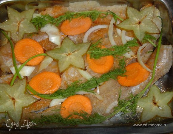 Берем филе любой морской рыбы.Противень смазываем растительным маслом.На него выкладываем рыбу,предварительно посыпав ее специями.Сверху рыбки выкладываем лук,морковь,зелень и карамболу.Когда все овощи выложили на рыбу,поливаем небольшим количеством соевого соуса и выкладываем немного сливочного масла.Закрываем противень фольгой и отправляем в разогретую духовку.Запекаем при температуре 200-220 гр. минут 20-25.Вот рыбка и готова!Приятного аппетита!!!!!