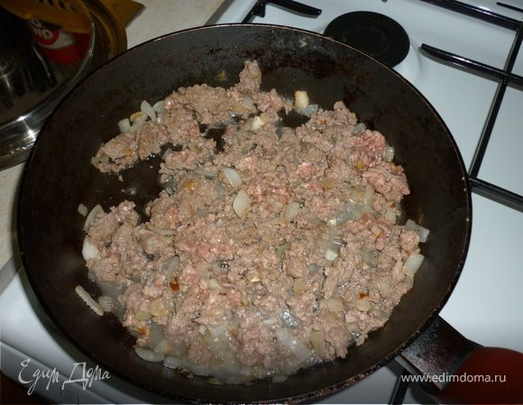 Обжарить лук и фарш, приправить солью и перцем