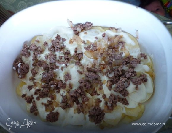 Форму смазать маслом. На дно формы выложить:
 
1-й слой - из картофеля, смазать сметаной, соль, перец

2-й - из фарша

3-й - из кабачка, смазать сметаной

4-й - из фарша 

5-й - из кабачка, смазать сметаной

6-й - из фарша

7-й - из картофеля, смазать сметаной
