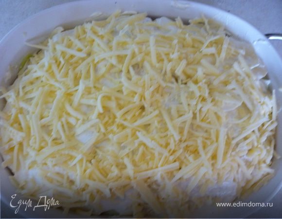 Сверху посыпать тертым сыром.