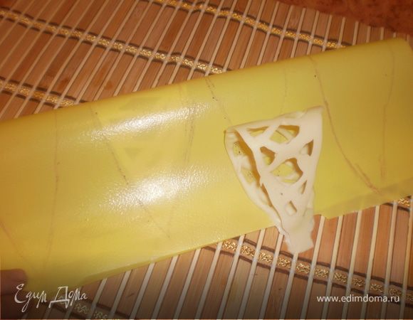 Помещаем шоколадные фигурки в холодильник для застывания, придавая им нужную форму (выгинаем файлик-основу). Через несколько часов они легко снимаются.