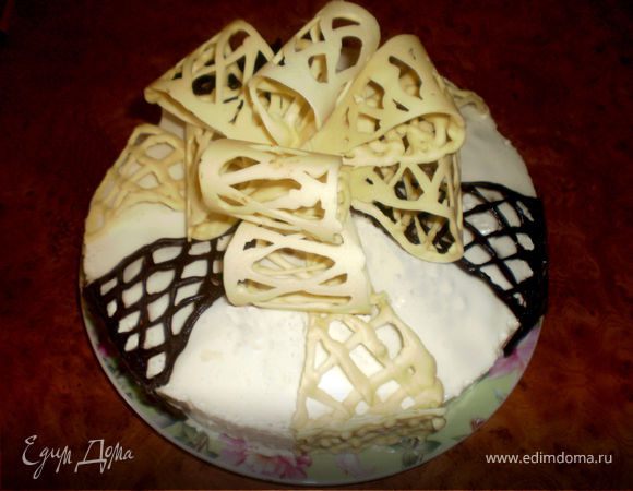 Украшаем торт шоколадными фигурками.