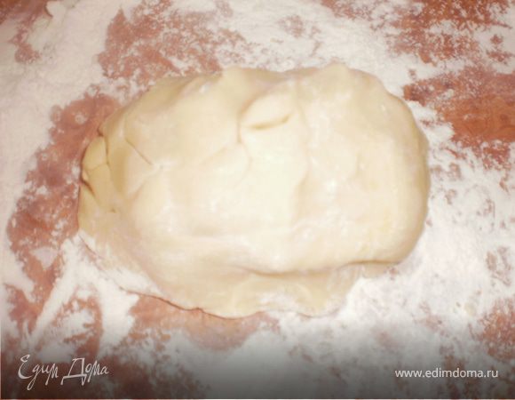 Из масла, сахара, яйца и муки замешиваем тесто. Отправляем в холодильник на полчаса.