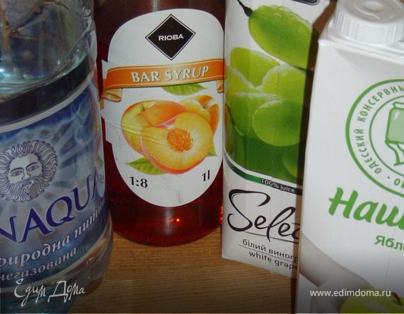 Любые фрукты, которые у Вас есть в наличии, нарезаем небольшими кусочками и выкладываем в бокалы. В шейкер, или стакан для смешивания коктейлей, наливаем сок яблочный, виноградный, сироп персиковый, минеральную воду и взбиваем, а затем переливаем в стакан с фруктами. В жаркий день можно добавить несколько кубиков льда.
  