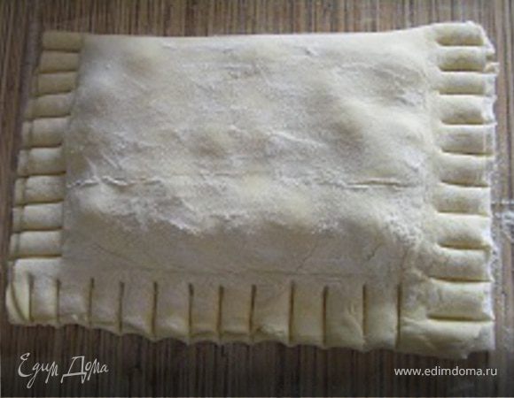 Накрыть второй половиной, защипить края. Выпекать в разогретой духовке до 180*С 15-18 минут до золотистого цвета. Перед подачей посыпать сахарной пудрой.