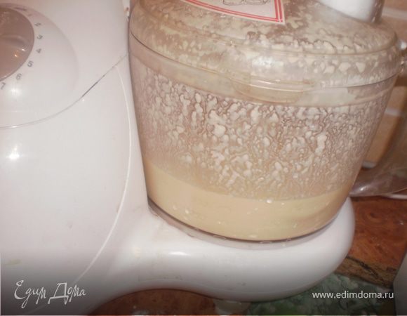 Творог взбиваем в блендере, добавляем яйца и згущенку, еще раз хорошо взбиваем.