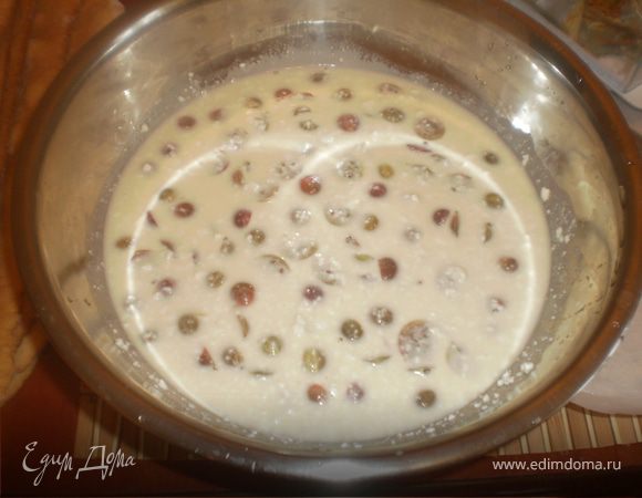 Крыжовник чистим от плодоножек, разрезаем пополам. Добавляем в творог.