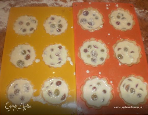 Выкладываем тесто в формочки. Заливаем творожной массой. Выпекаем при t200 минут 20.