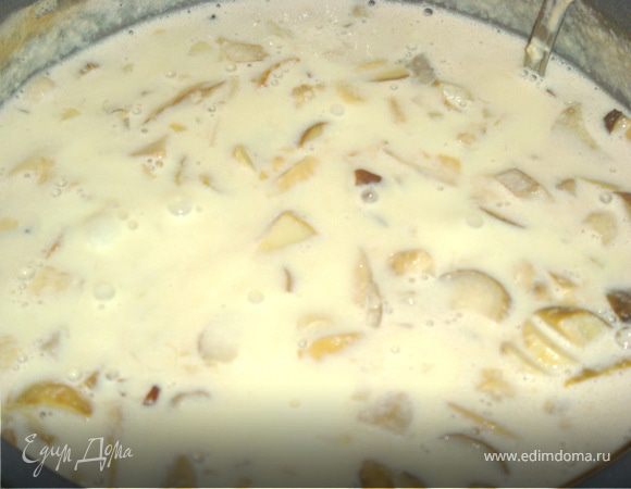 Слить воду. к грибам добавить мелко порезаный лук, залить молоком и варить в течении часа на маленьком огне!