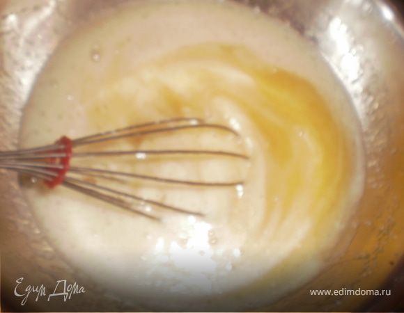 На водяной бане растапливаем масло, добавляем сахар, яйца и мед, постоянно помешиваем, чтобы яйца не свернулись и масса стала однородной. 