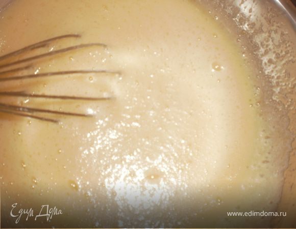 Добавляем соду, непрерывно помешивая, пока масса не побелеет.