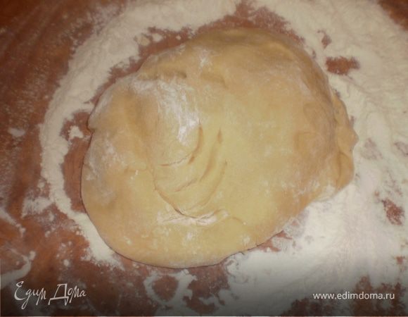 Добавляем муку и вымешиваем тесто.