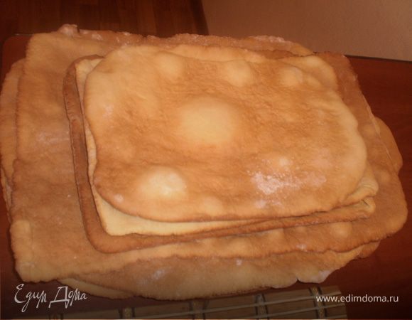 Тесто разделяем на 7-8 частей. Я делала 3 больших(на весь протвинь по размеру духовки), один средний и 3 поменьше. Выпекаем при t 180 градусов 5-7 мин.