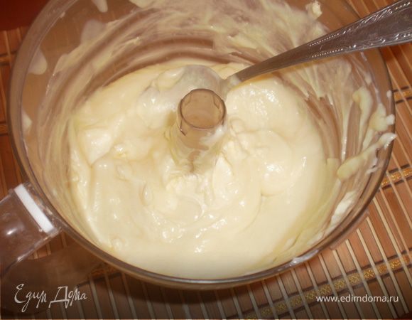 Взбиваем масло, пока не побелеет. Вводим охлажденный крем, взбиваем.