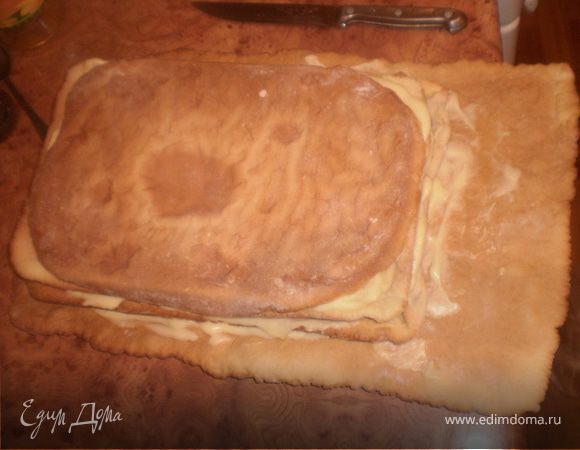 Намазываем коржи кремом. Отправляем в холодильник, чтобы торт пропитался.