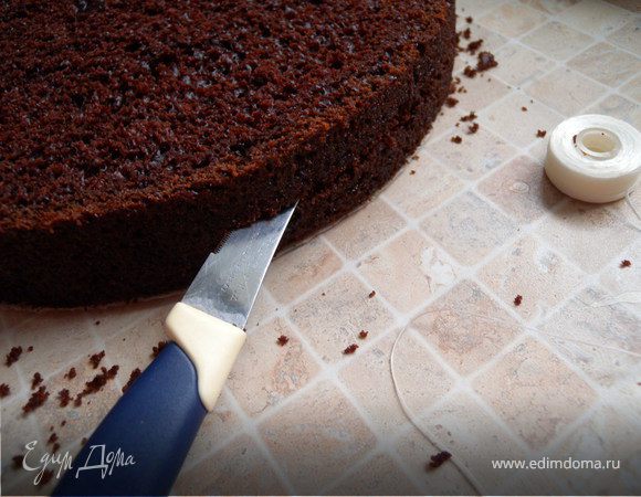 Выпекаем бысквит http://www.edimdoma.ru/recipes/17392. Остужаем. Режем на 3 коржа струной (у меня флос).