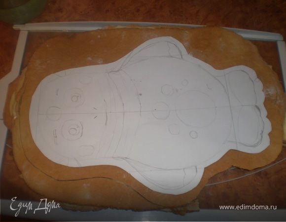 Пропитанный торт обрезаем по шаблону. Делаем два уровня: низ - голова, ручки, ножки, туловище; верх - голова и туловище.