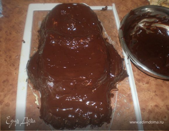 Готовим ганаш. На водяной бане растапливаем шоколад. Сливки доводим до кипения. Соединяем сливки и шоколад. Когда ганаш остынет, покрываем им торт. Я делала два слоя ганаша, так он лучше ложится. Торт назад в холодильник.