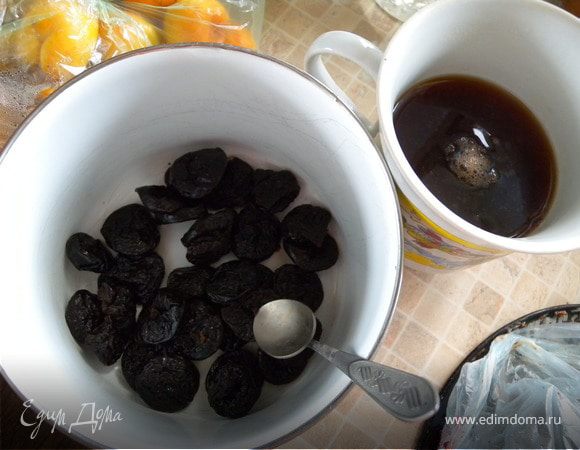 Завариваем любимый черный чай и заливаем им чернослив (без косточки) на нужное время для размягчения)