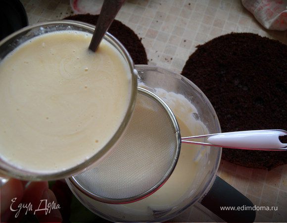 Готовим суфле. Творог и сметану перебить в блендере с сахаром. Быстрорастворимый желатин (30 г на 1 литр продукта) залить апельсиновым соком (50-100 мл) и распустить на водяной бане или в микроволновке. Добавить к желатину пару столовых ложек сметаны и перемешать. Добавить полученную массу к крему через сито (чтобы исключить попадание нерастворившегося желатина в суфле. 