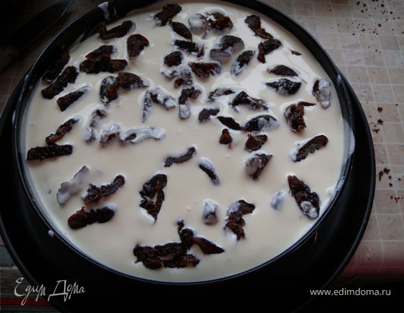 Посыпать половину сливы и вылить половину суфле