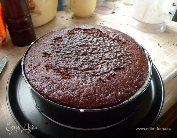 Опять корж, слива, суфле и накрыть третим корхом. Отправить в холодильник до полного застывания (на пару часов)