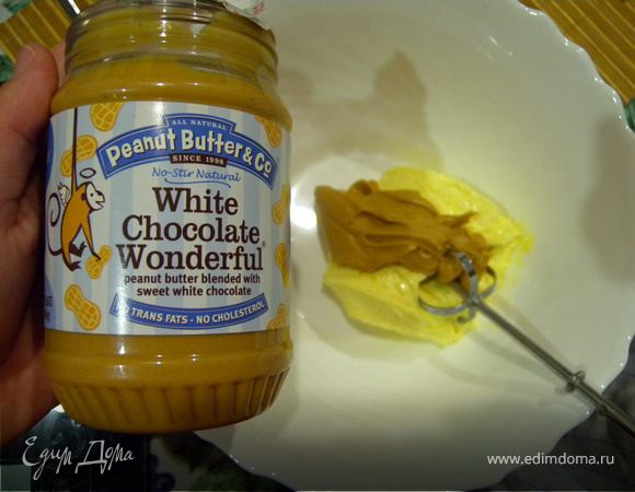Приготовить масляный крем из мягкого масла и арахисового масла без крупинок. У меня еще оно к тому же с белым шоколадом :-)