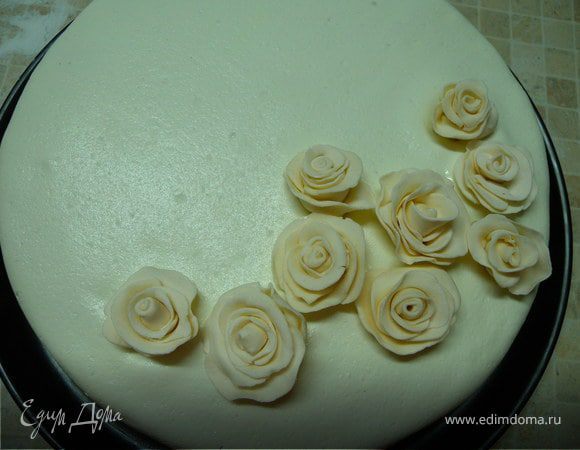 Розы я делала заранее за пару дней. Они у меня сохли в лотке из под яиц.