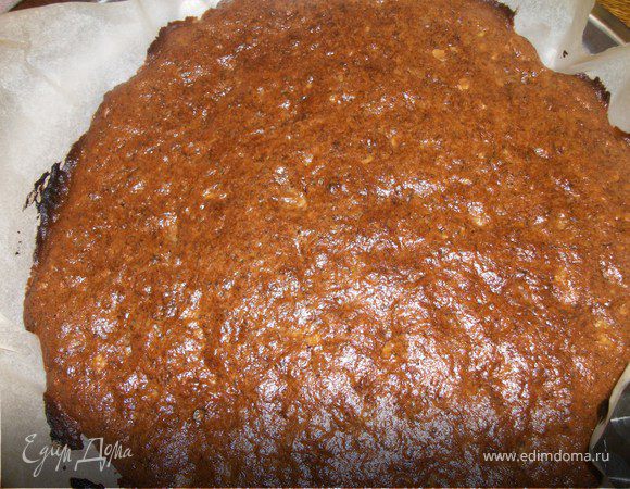 Взбить 1 часть сахара с одним яйцом, добавить по одной части крахмала, сметаны, муки, соды и один стакан молтых  орехов( один стакан оставить для  украшения). Форму для выпечки застелить пергаментом и смазать маслом, влить ореховое тесто и выпекать в разогретой до 180 градусов духовке до  золотистого цвета 20 минут.