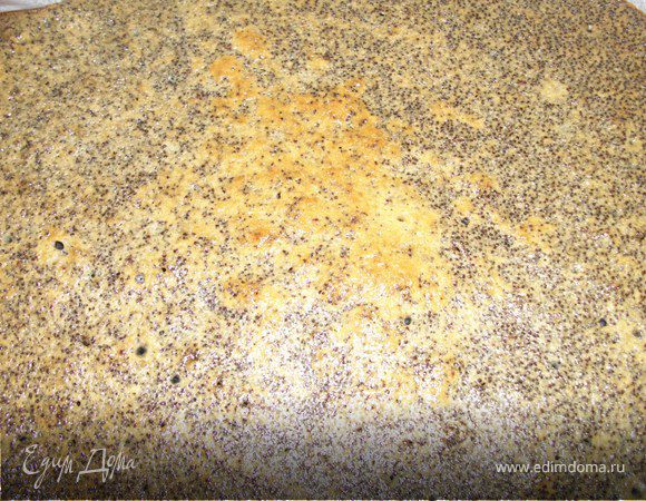 Мак промыть, всыпать в сотейник, залить кипятком и тут же слить. Вновь ошпарить кипятком и оставить на одну минуту. Взбить с яйцом вторую часть сахара. Добавить  по одной части тех же ингредиентов, но вместо орехов добавить мак. Влить тесто в форму и выпекать при той же температуре 20 минут. 