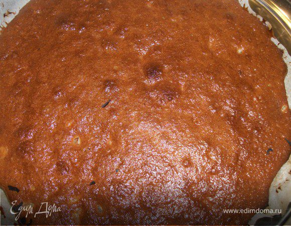 Взбить  оставшийся сахар  с третьим яйцом, добавить оставшиеся ингередиенты и измельченую курагу. Перемешать, влить в форму и поставить в духовку на 20 минут. 