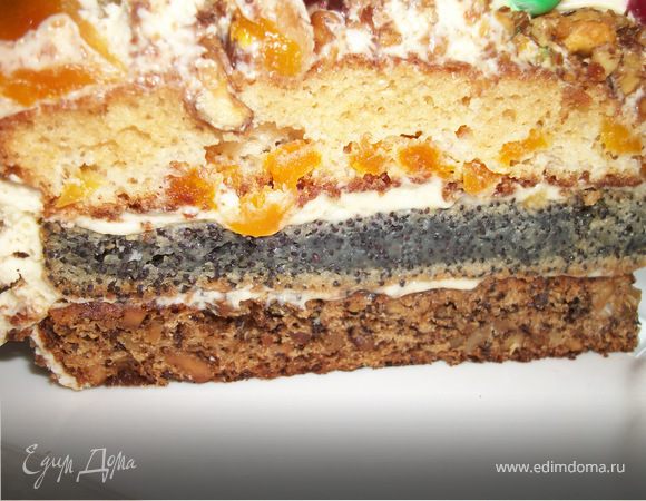 Сгущенное молоко взбить со сливками.Оставить немного крема для украшения,остальным смазать коржи. Сложить коржи друг на друга в такой последовательности: ореховый, маковый, и с курагой. Сверху присыпать оставшимися молотыми орехами, украсить кремом и фруктами.