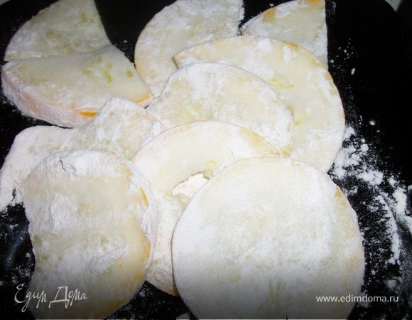 Кабачки нарезать тонкими кружочками. Если кабачок крупный, то кружочки разрезать пополам.