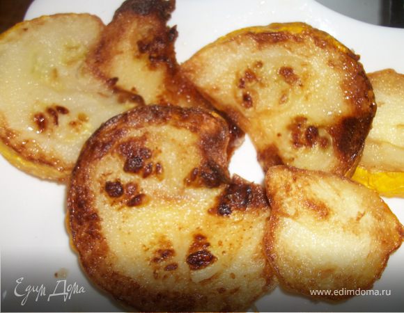 Обвалять нарезаные кабачки в муке и быстро обжарить на растительном масле.