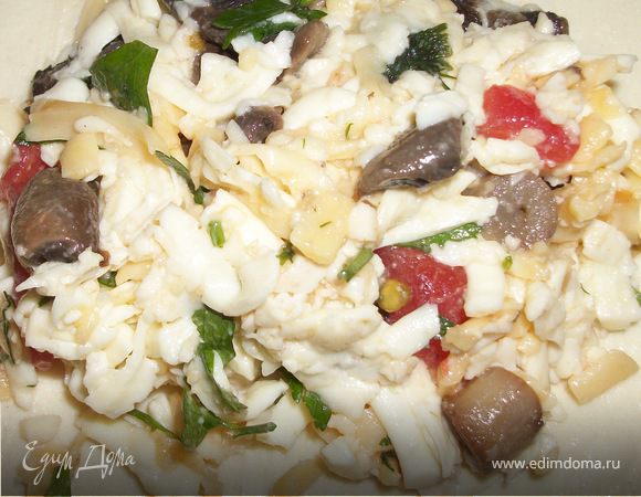 Приготовить начинку.Натереть на крупную терку адыгейский сыр,брынзу,  мелкими кубиками  нарезать грибы и помидор предварительно удалив из него семечки.Добавить измельченную зелень петрушки и чеснок. Перемешать, посолить, поперчить.