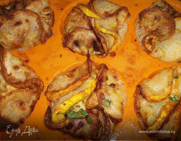 Взять кокотницы и листочками выложить по кругу жаренные кабачки  так, чтобы они на половину свисали наружу. В середину положить начинку и закрыть листочки.