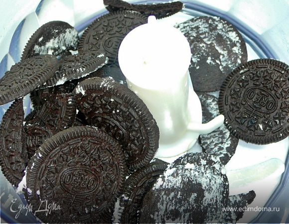 Сложить половинки печенья в блендер и размолоть до состояния крошки.