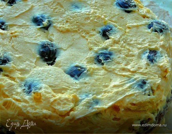 Затем замазать прорехи между конфетами кремом,а так же покрыть слегка сами конфеты кремом.