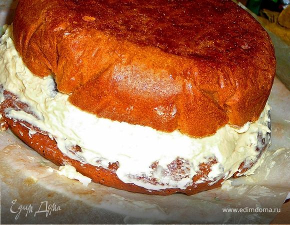 Крем пока холодный хорошо принимает форму,если крем стал очень мягким отправьте его опять в холодильник.Накрыть слой с крема и конфет вторым коржом,который так же можно чуть пропитать любым ликером.