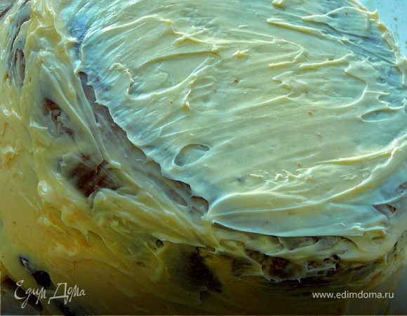 Смазать бока,верх кремом.Постараться с помощью крема выравнять все недостатки коржа и слоя с конфетами.Сделать гладкой без выступов и впадин поверхность и бока бисквита.Поставить торт в холодильник.