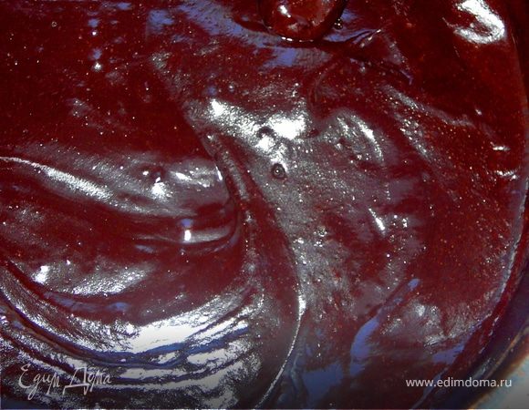 Приготовим глазурь.Для этого сахар смешать с какао,добавить воду,тщательно перемешать.Сварить сироп на небольшом огне,постепенно долить молоко и добавить кусочки шоколада.Постоянно помешивая растопить шоколад.Остудить.Еглазурь получилась густовата добавьте еще не много молоко.