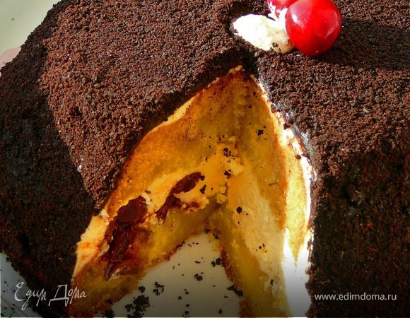 Остать подмерзший торт,застелить большое блюдо пергаменом,поставить на него торт.Покрыть весь торт глазурью.С верху глазурь как бы утрамбовывая присыпать крошками печенья"Орео".Покрыть весть торт,плотно прижимая крошки,чтоб не было просветов.Поставить в холодильник на пару часов.Верх торта можно украсить вишней. 