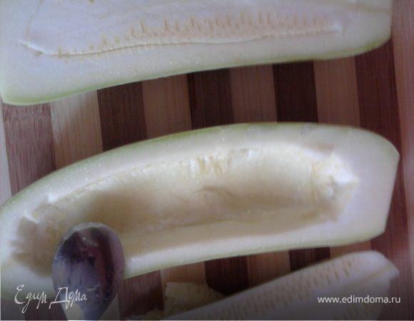 Кабачки разрезать пополам, ножом обозначаем контур и ложкой выскабливаем мякоть