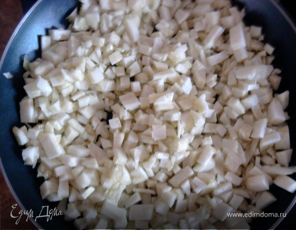 Мякоть нарезаем кубиками и обжариваем пока не испарится влага