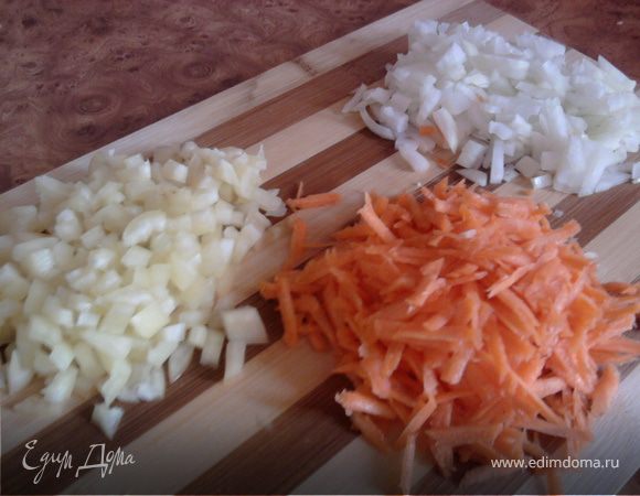 Куриное филе режем на небольшие кусочки и маринуем в специях по вкусу (я мариновала в смеси перцев, кари и паприке). Лук и перец нарезаем мелкими кубиками, натераем морковь. 