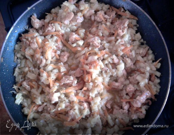 Обжарить овощи в небольшом количестве масла, добавляем курицу, потом кабачки. Смешываем овощи, добавляем дольку чеснока и тушим 5 минут.